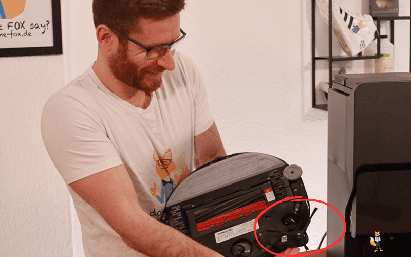 Die mit einer Schraube befestigte Seitenbürste des Roborock S8 MaxV Ultra ist in der Nahaufnahme zu sehen.